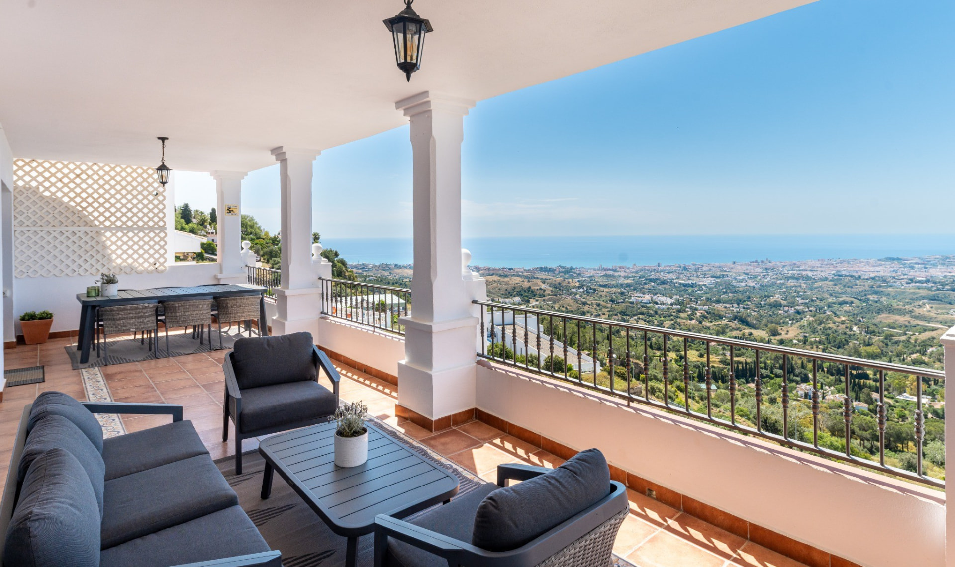 Terraza amueblada con vistas panorámicas al Mediterráneo en la Costa del Sol: vender o alquilar una vivienda en España